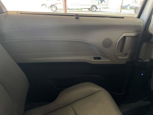 Used 2024 Toyota Sienna XLE FWD image 28