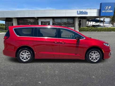 Used 2025 Chrysler Pacifica Select FWD image 9