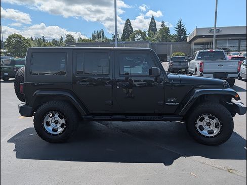 Used 2017 Jeep Wrangler Unlimited Sahara AWD/4WD image 4