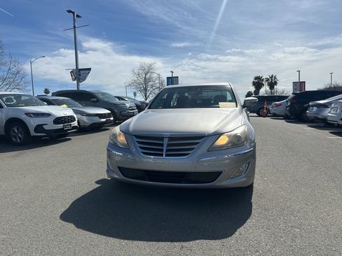 Used 2012 Hyundai Genesis 4.6 image 1