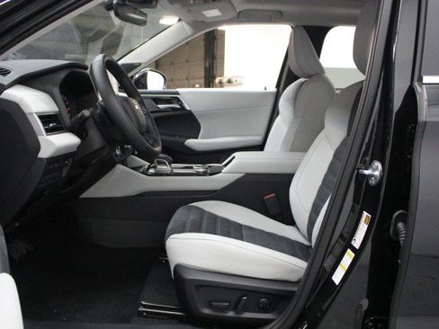 New 2026 Mitsubishi Outlander SE image 6