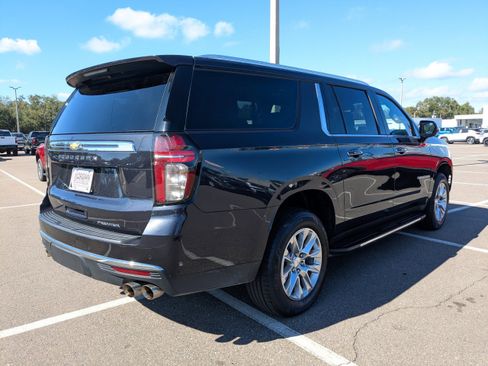 Used 2023 Chevrolet Suburban Premier image 4