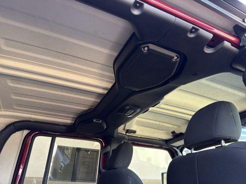 Used 2022 Jeep Gladiator Willys AWD/4WD image 22