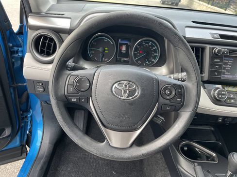 Used 2018 Toyota RAV4 LE AWD/4WD image 16