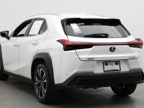 Used 2022 Lexus UX 200 w/ Accessory Package (Z1) FWD image 6