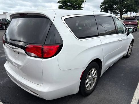 Used 2017 Chrysler Pacifica Touring FWD image 6