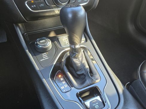 Used 2019 Jeep Cherokee Latitude Plus image 12