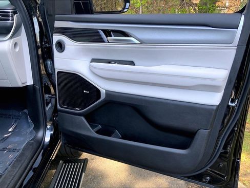 Used 2025 Jeep Wagoneer Series III w/ Premium Group I AWD/4WD image 18