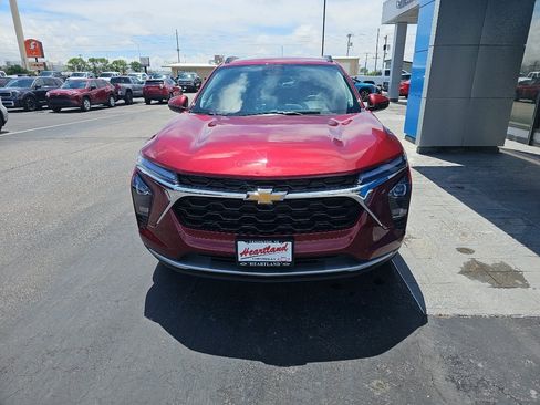 Used 2025 Chevrolet Trax LT w/ LT Convenience Package FWD image 8