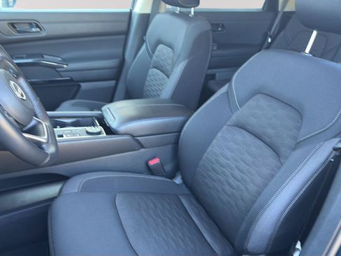 Used 2025 Nissan Pathfinder SV AWD/4WD image 17