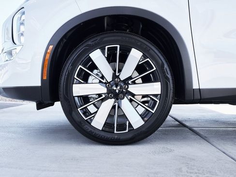 New 2025 Mitsubishi Outlander SE image 3