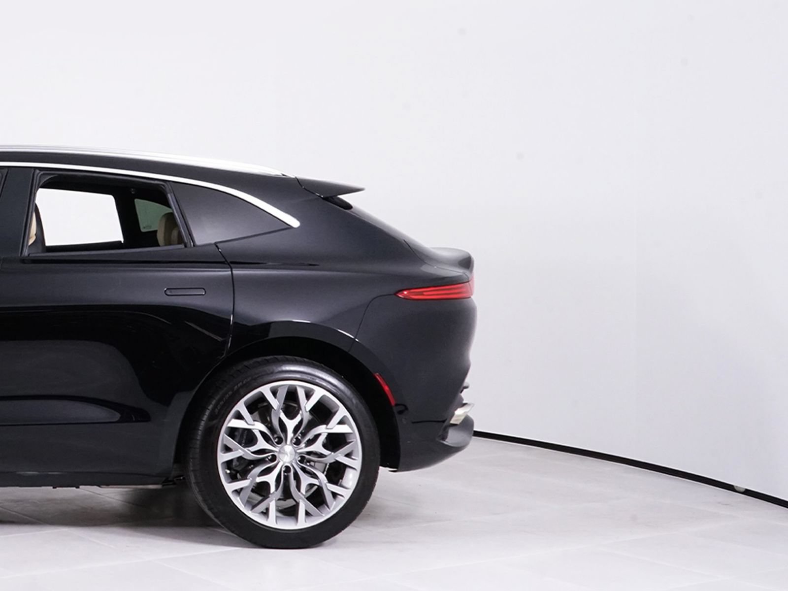 Used 2023 Aston Martin DBX AWD/4WD image 13