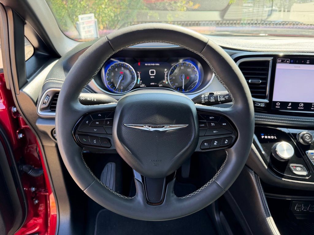 Used 2025 Chrysler Pacifica Limited FWD image 20