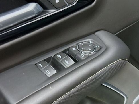 Used 2025 Chevrolet Suburban Premier AWD/4WD image 19