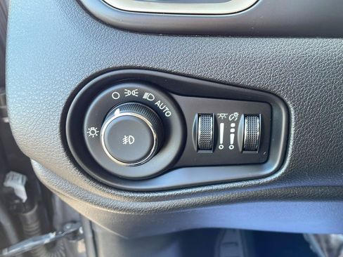 Used 2016 Jeep Renegade Latitude FWD image 12
