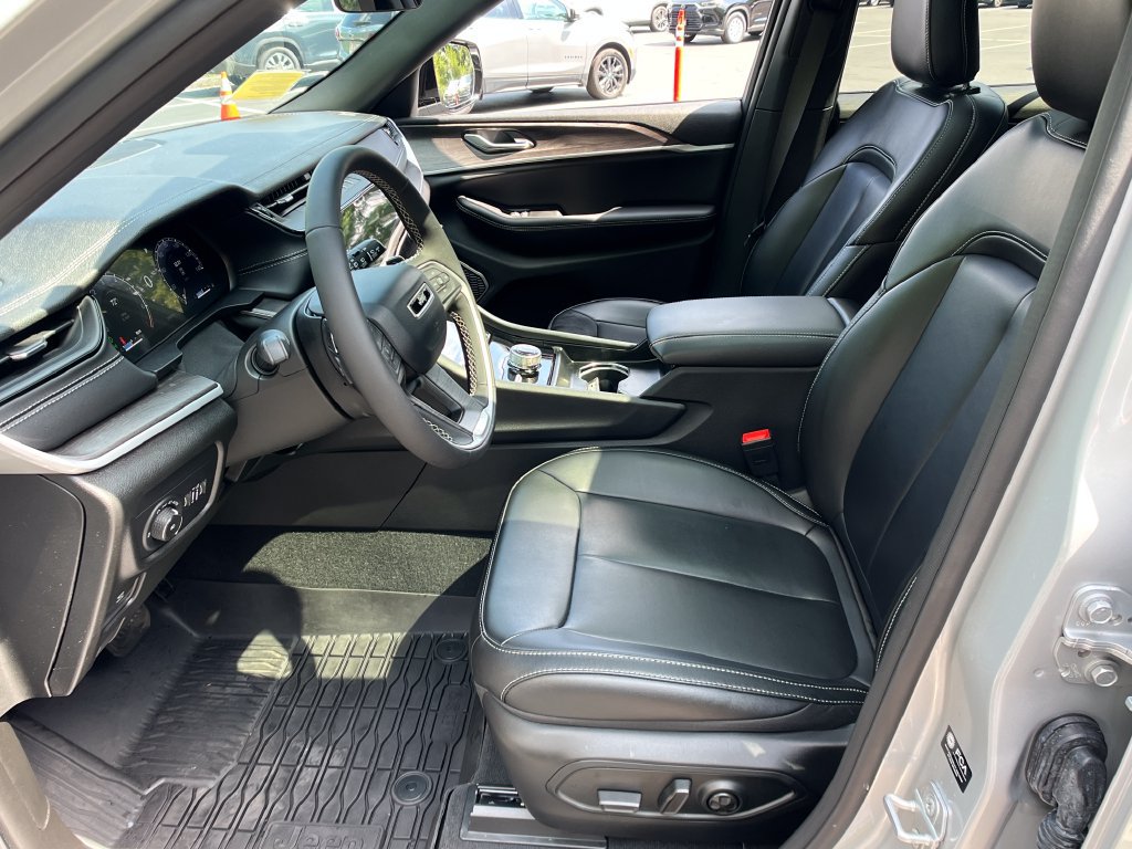 Used 2026 Jeep Grand Cherokee Limited w/ Limited Altitude Package AWD/4WD image 9