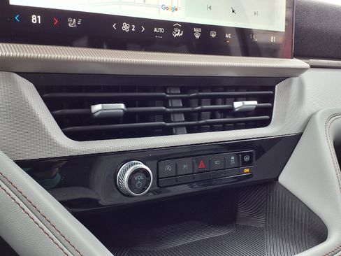 Used 2025 Ford Explorer Active w/ Active Comfort Package image 14