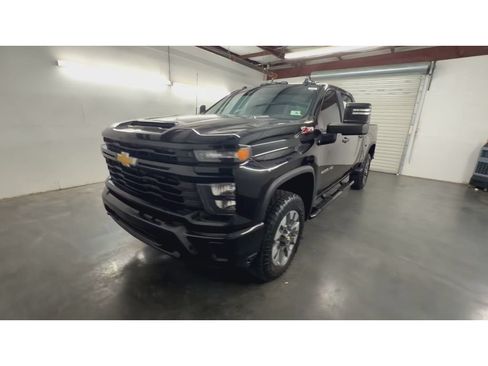 Used 2024 Chevrolet Silverado 2500 Custom w/ Custom Value Package AWD/4WD image 4