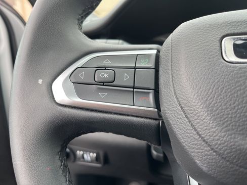 Used 2025 Jeep Compass Latitude AWD/4WD image 17