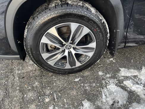 Certified 2023 Toyota Highlander XLE image 9