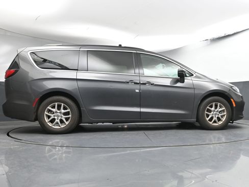 Used 2022 Chrysler Pacifica Touring-L image 24