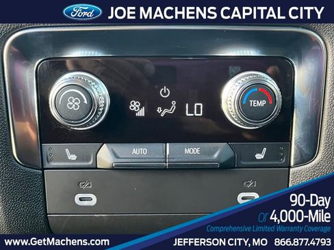 Used 2024 GMC Yukon SLT w/ SLT Luxury Package image 12