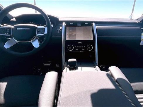 New 2026 Land Rover Discovery Dynamic SE image 5