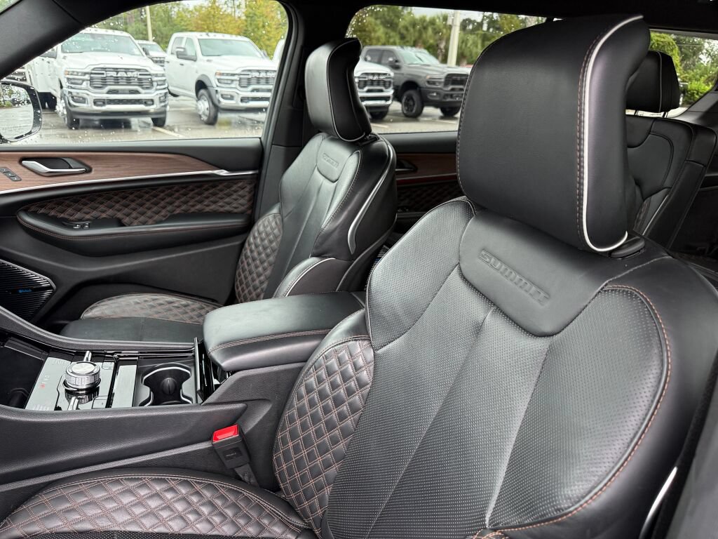 Used 2025 Jeep Grand Cherokee L Summit w/ Obsidian Package AWD/4WD image 24