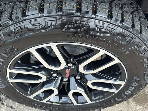 Certified 2025 GMC Sierra 1500 AT4 w/ AT4 Premium Package AWD/4WD image 11