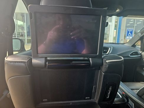 Used 2019 Chrysler Pacifica Limited w/ Advanced Safetytec Group FWD image 11