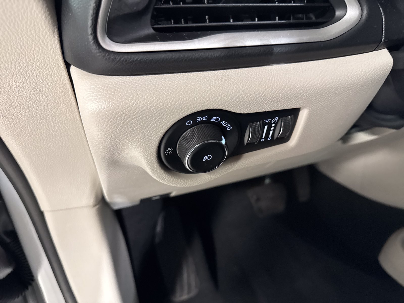 Used 2023 Chrysler Pacifica Touring-L FWD image 18