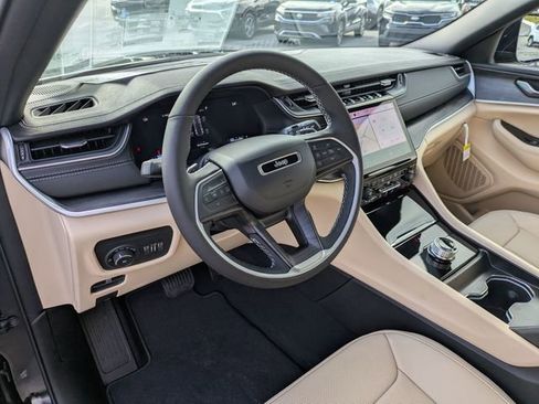 New 2025 Jeep Grand Cherokee Limited w/ Luxury Tech Group II image 30