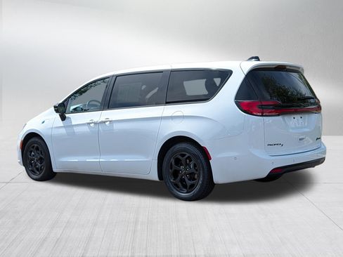 Used 2024 Chrysler Pacifica Limited FWD image 5