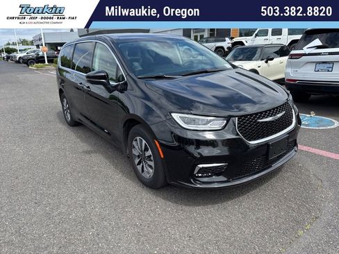 Used 2023 Chrysler Pacifica Touring-L FWD image 1