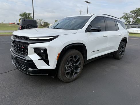 Used 2025 Chevrolet Traverse RS image 1