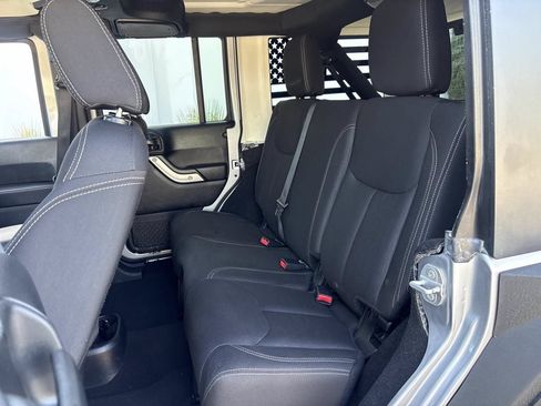 Used 2016 Jeep Wrangler Unlimited Rubicon AWD/4WD image 12