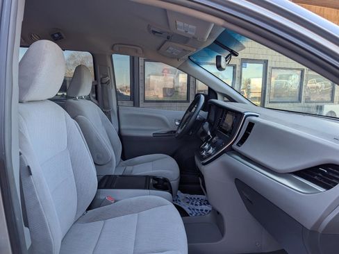 Used 2016 Toyota Sienna LE image 22