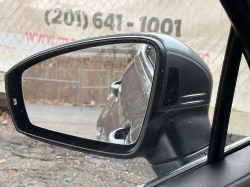 Used 2022 Volkswagen Tiguan SE w/ Panoramic Sunroof Package AWD/4WD image 35