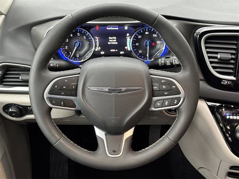 Used 2024 Chrysler Pacifica Touring-L image 22