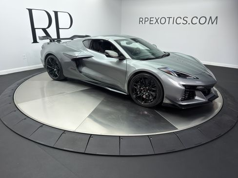 Used 2024 Chevrolet Corvette Z06 w/ Z07 Performance Package RWD image 19