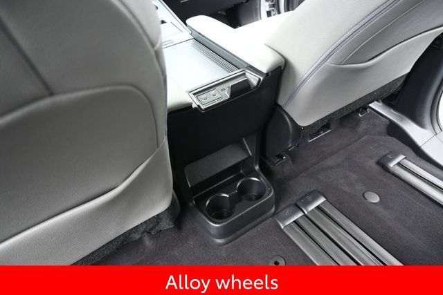 Used 2025 Toyota Sienna XLE FWD image 18