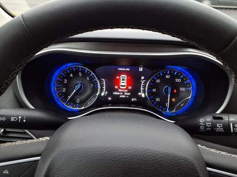 Used 2024 Chrysler Pacifica Touring-L image 8