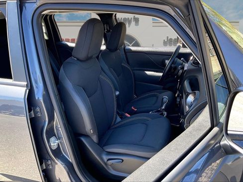 Used 2023 Jeep Renegade Latitude w/ Premium Group AWD/4WD image 7
