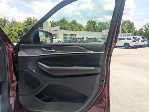 Used 2024 Jeep Grand Cherokee Limited RWD image 31
