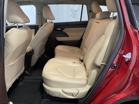 Certified 2021 Toyota Highlander XLE image 11