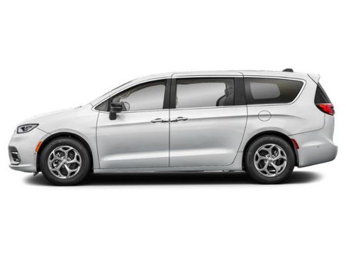 Used 2024 Chrysler Pacifica Limited w/ Trailer Tow Group FWD image 3