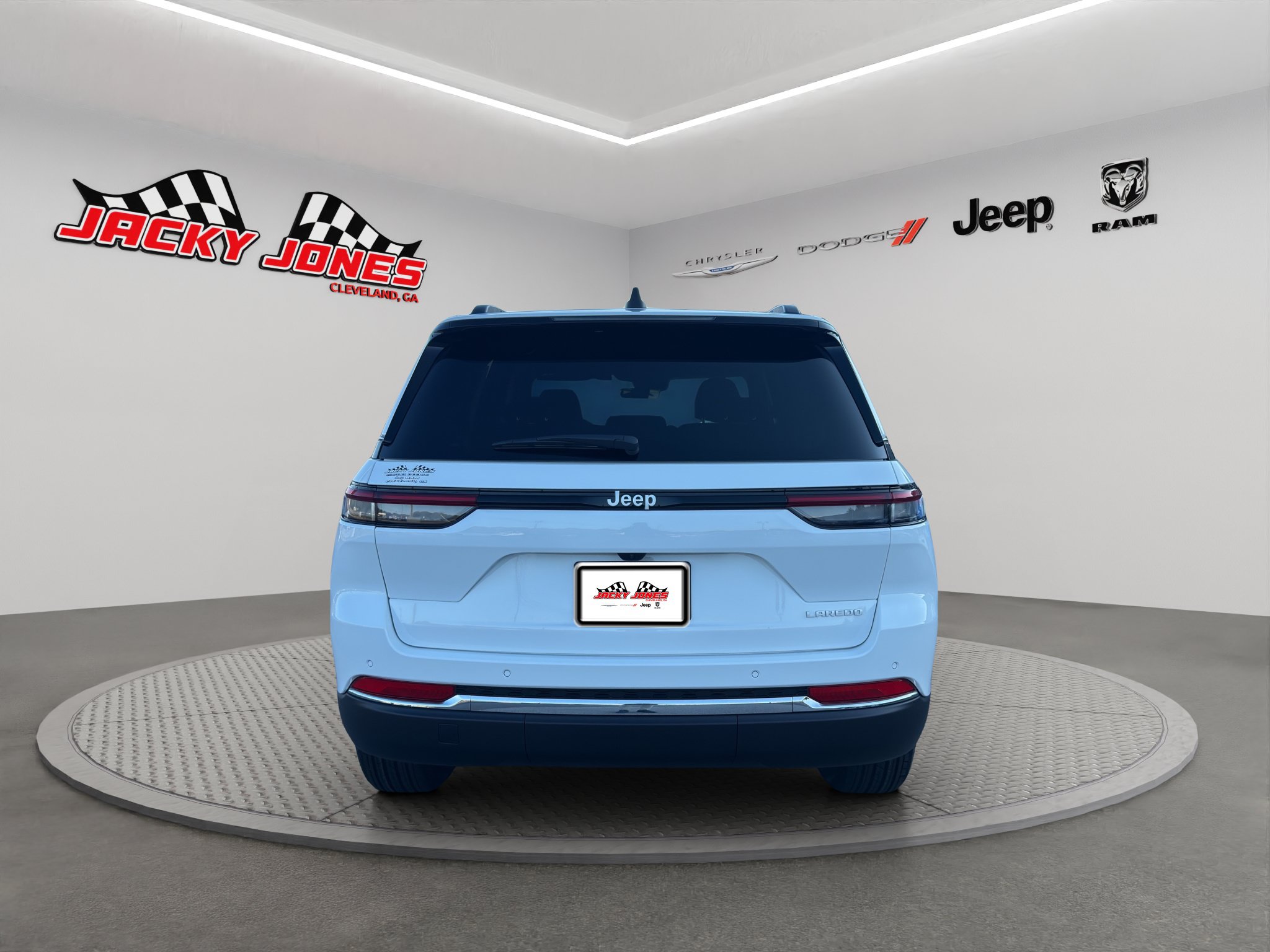 New 2027 Jeep Grand Cherokee Laredo RWD image 8