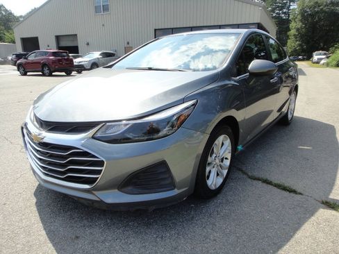 Used 2019 Chevrolet Cruze LT FWD image 1