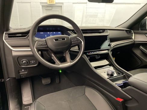 New 2026 Jeep Grand Cherokee Altitude image 9