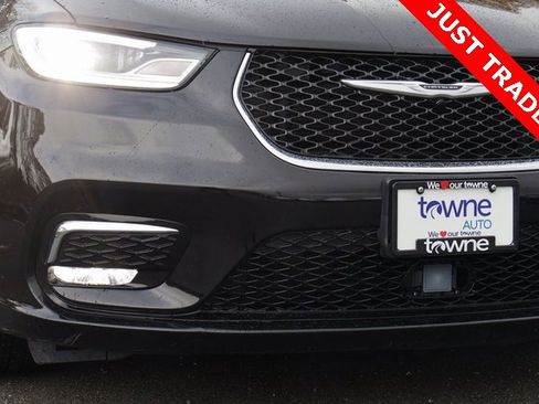 Used 2024 Chrysler Pacifica Touring-L image 12